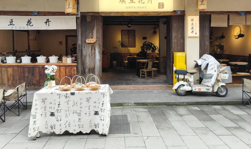 A Guide to Authentic Tea House Visits Near People’s Park Chengdu