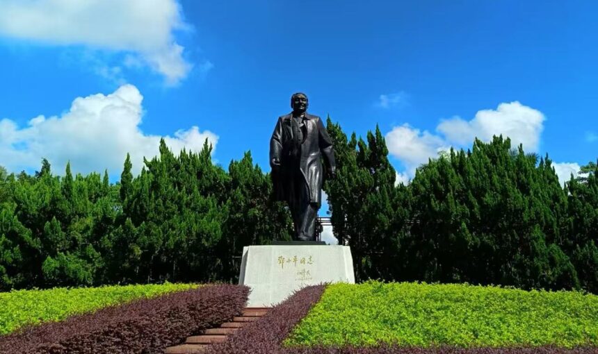Plan Your Trip to Shenzhen’s Lianhua Mountain Park