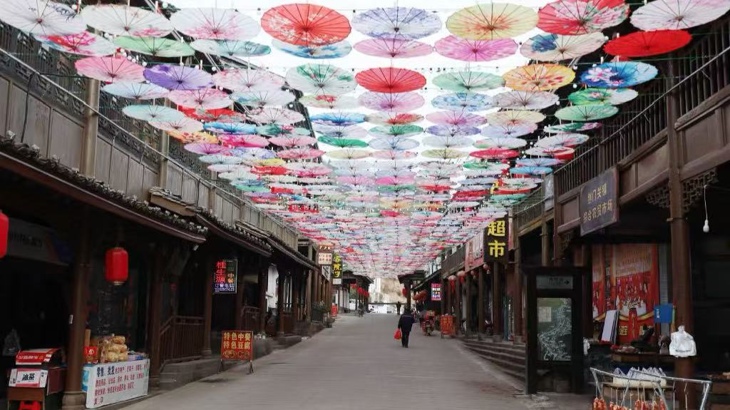ジグソーパズル　2014ピース　アレクサンダー・チェン　『チャイナタウン』 How to Explore Sichuan Jianmen Pass Ancient Town: Complete Travel