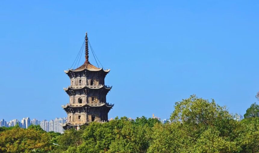 A Complete Travel Guide to Quanzhou Kaiyuan Temple and West Street