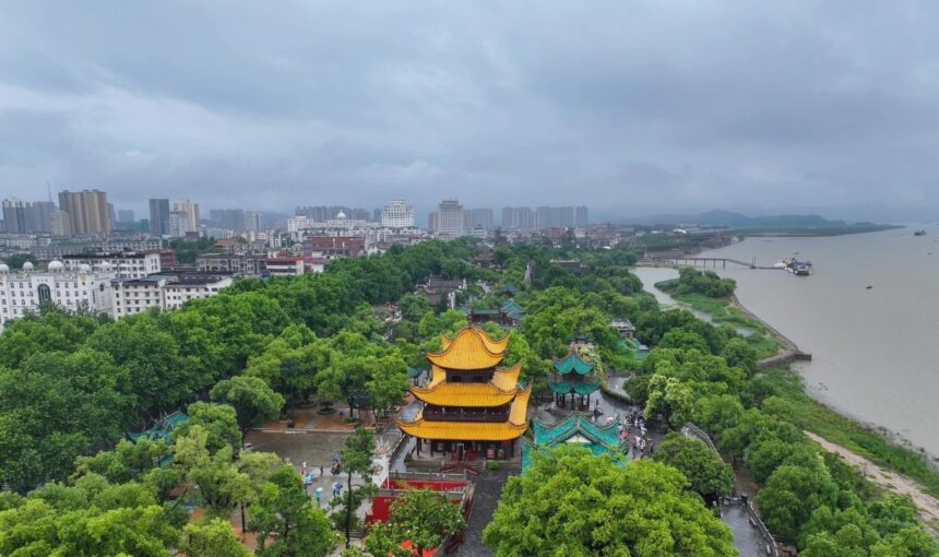 A Simple Traveler’s Guide to Yueyang Tower and Beyond