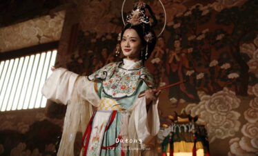 Hanfu,Datong,Chinatravel A woman dressed in traditional Hanfu at Datong Grottoes, China.
