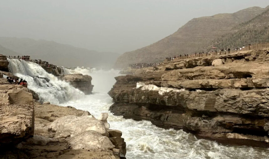 Best Time to Visit Hukou Waterfall and Enjoy Peach Blossoms