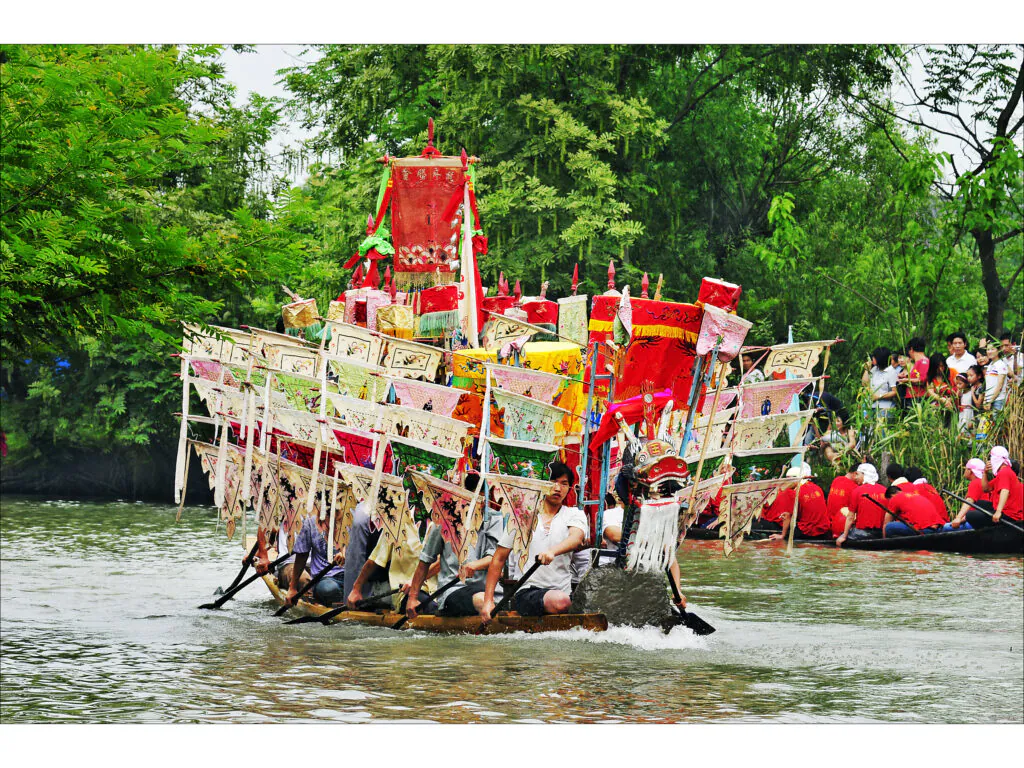 Dragon boat races in Xixi Wetland Park