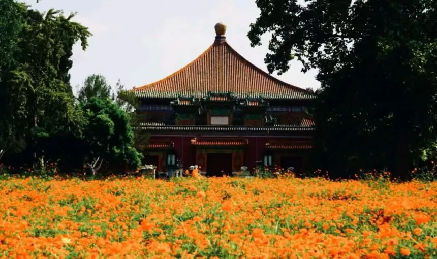 Explore Beihai Park in Beijing with This Complete Visitor Guide