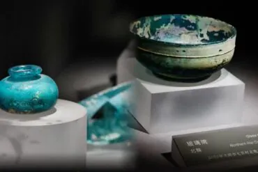 Datong Museum,Datong,Chinatour Blue-green ceramic bowls on white display plinths in a museum, with a label mentioning a glass bowl from the Northern Wei Dynasty and a date in Chinese characters.