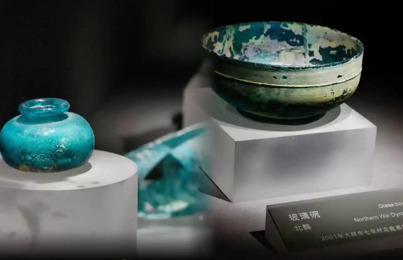 Datong Museum,Datong,Chinatour Blue-green ceramic bowls on white display plinths in a museum, with a label mentioning a glass bowl from the Northern Wei Dynasty and a date in Chinese characters.